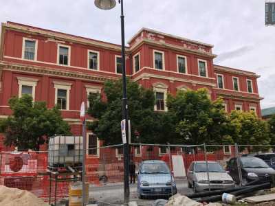 Ci spingiamo quindi fino a piazza del Redentore, dominata da un lato dall�omonimo Istituto Salesiano e dall�altro dal rosso scuro della scuola San Giovanni Bosco. Questa struttura fu inaugurata nel 1927 ma solo nel 1960 venne intitolata al presbitero torinese, dopo aver assunto il nome di Rosa Maltoni Mussolini e della principessa Jolanda di Savoia. A tre livelli, presenta un blocco centrale avanzato rispetto ai due laterali sormontato da un parapetto di coronamento